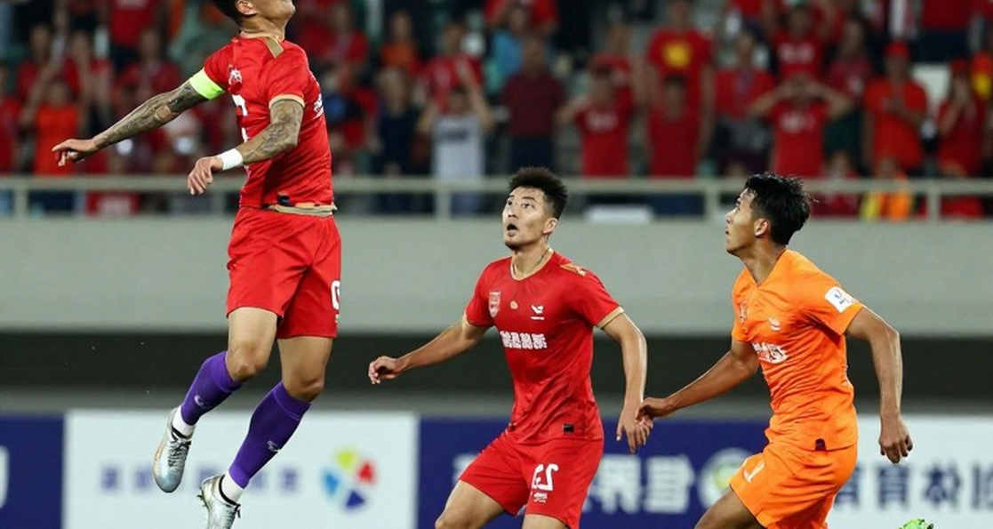 Milito bảo vệ Romo: Chivas và bài toán triển khai bóng từ tuyến dưới