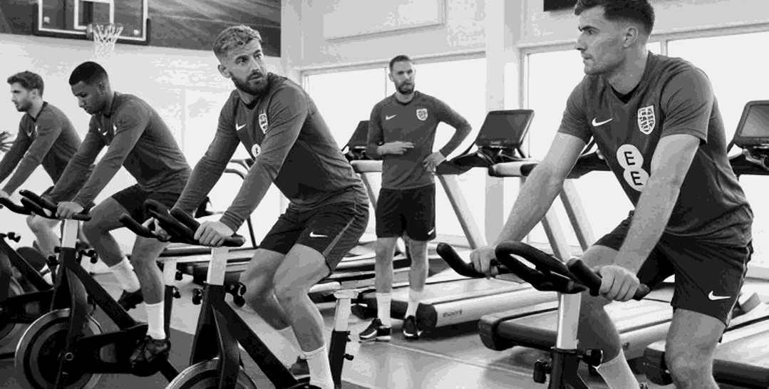 Mưa lớn ở Como và bài toán nhịp độ của Man United