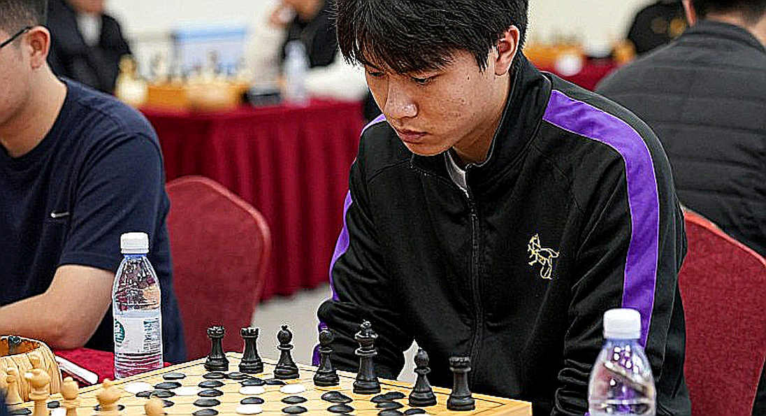 Ánh sáng Sicilian ẩn mình giữa Olympiad: Khi một tạp chí kể lại giây vàng không ai nhìn thấy