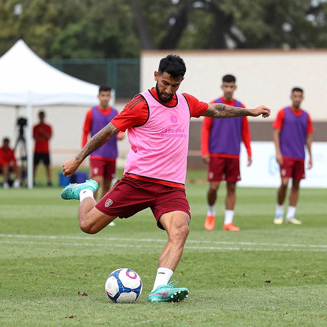 Bóng đá Việt Nam: V.League, dòng tiền mờ và những tài năng bị bảng xếp hạng bỏ quên
